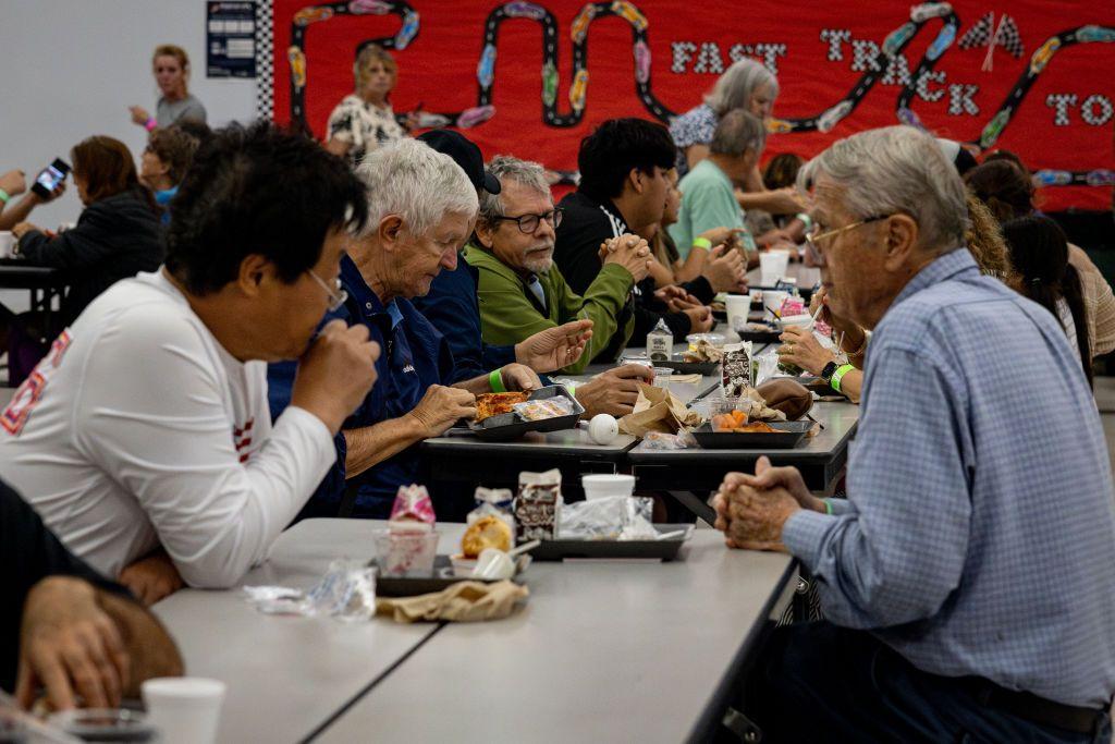 Personas en un refugio en Sarasota.