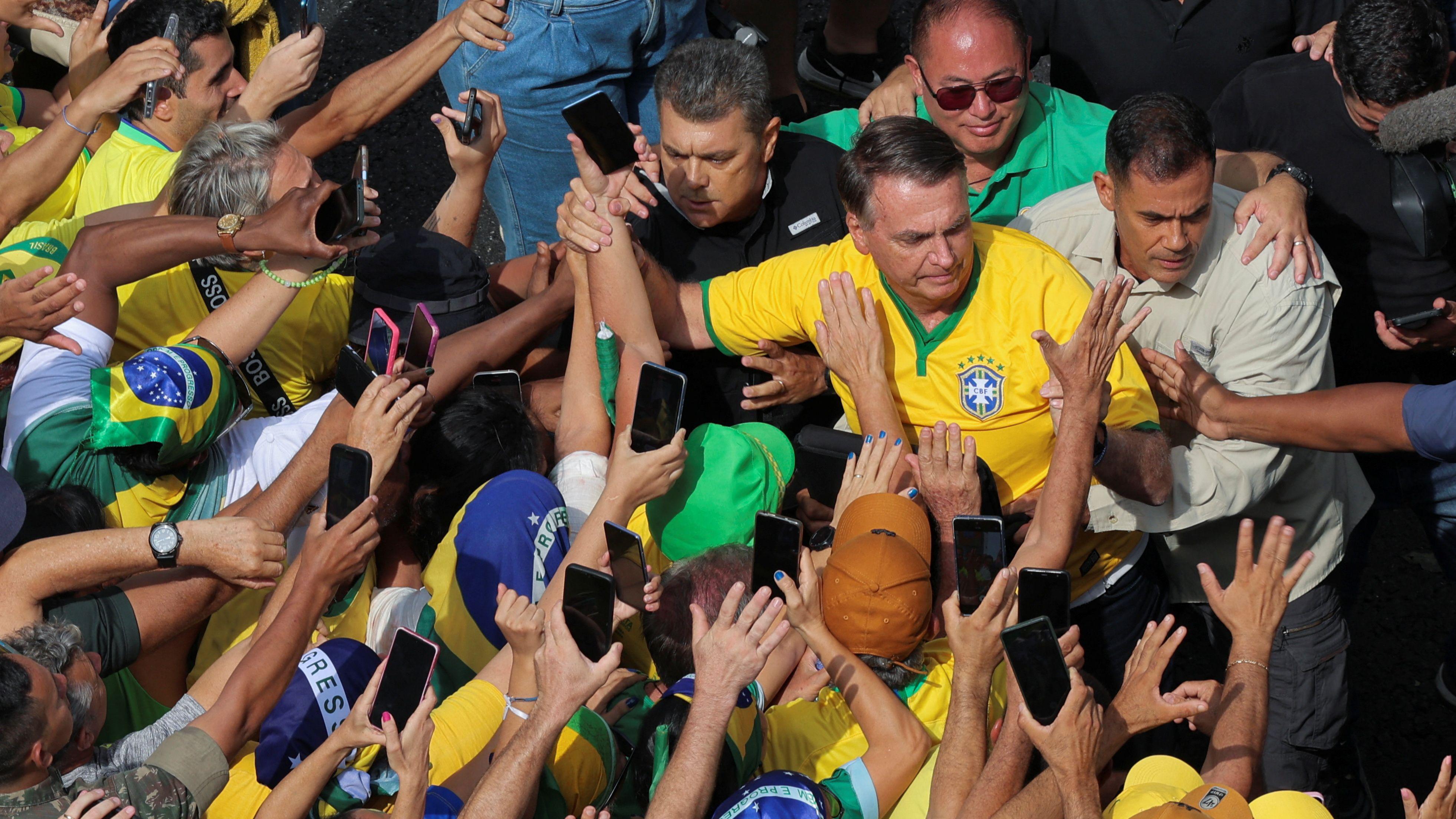 Bolsonaro rodeado por apoiadores