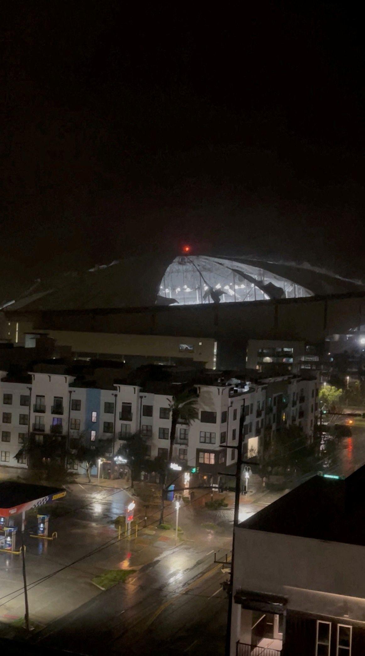 Vista del estadio de los Tampa Bay Rays con el techo desgarrado.