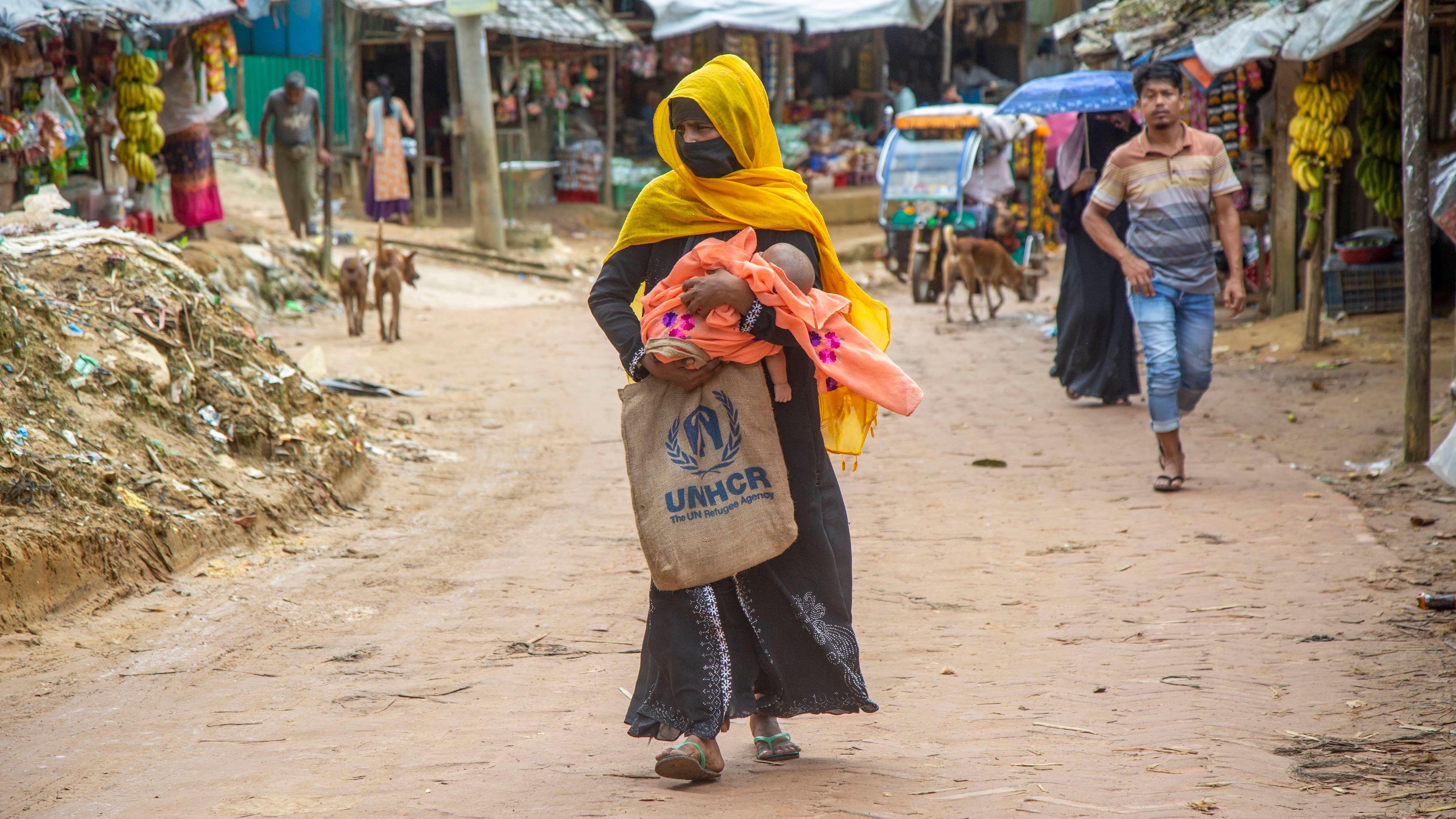 Pada bulan Agustus 2017, gelombang kekerasan besar-besaran memaksa lebih dari 742.000 warga etnis Rohingya meninggalkan rumah mereka di Myanmar ke negara tetangga Bangladesh.