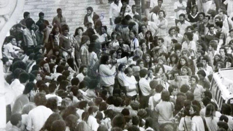 Pessoas reunidas durante manifestação