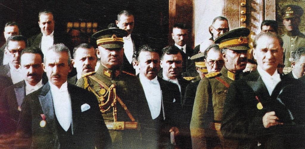 1931 yılına ait fotoğrafta İsmet İnönü ve Mustafa Kemal Atatürk bir arada