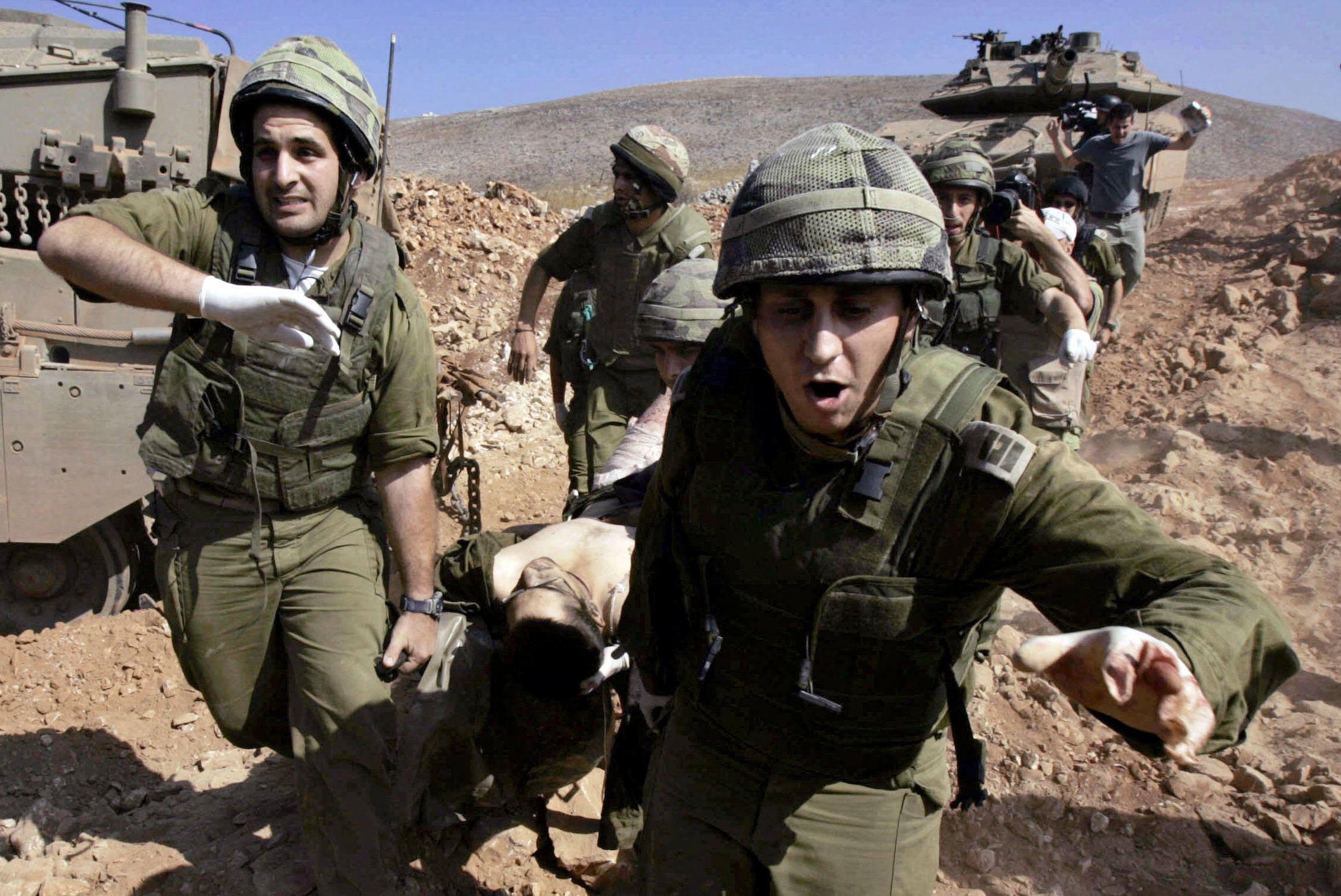 Seorang tentara Israel yang terluka bergegas kembali ke Israel setelah penyerbuan ke Lebanon selatan, 24 Juli 2006,