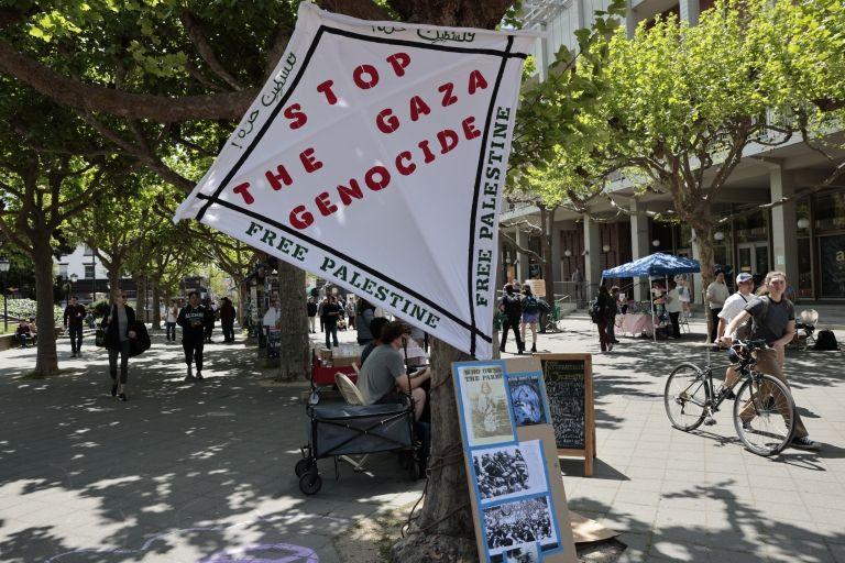 طلاب جامعة في كاليفورنيا يطالبون بوقف الحرب في غزة.