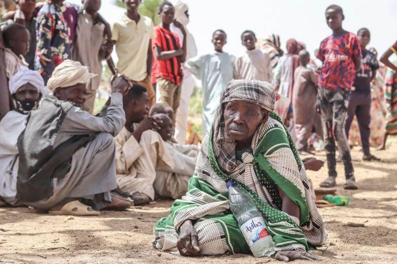 نازحون سودانيون في مخيم كفرون بتشاد ينتظرون توزيع المساعدات الإغاثية