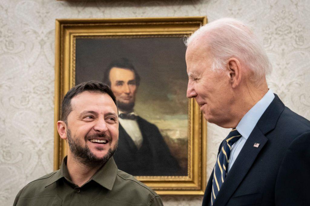 biden ve zelenskiy 