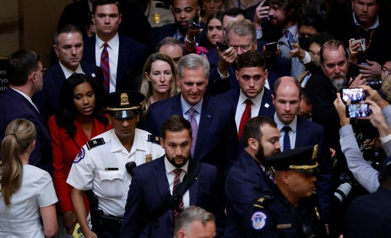 Kevin McCarthy se marcha del Capitolio