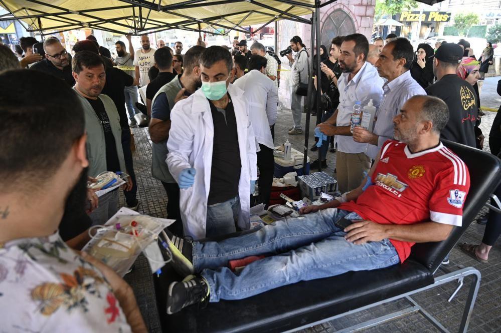 Pessoas doam sangue em Beirute um dia depois de explosões de pagers atingirem a cidade e o resto do país