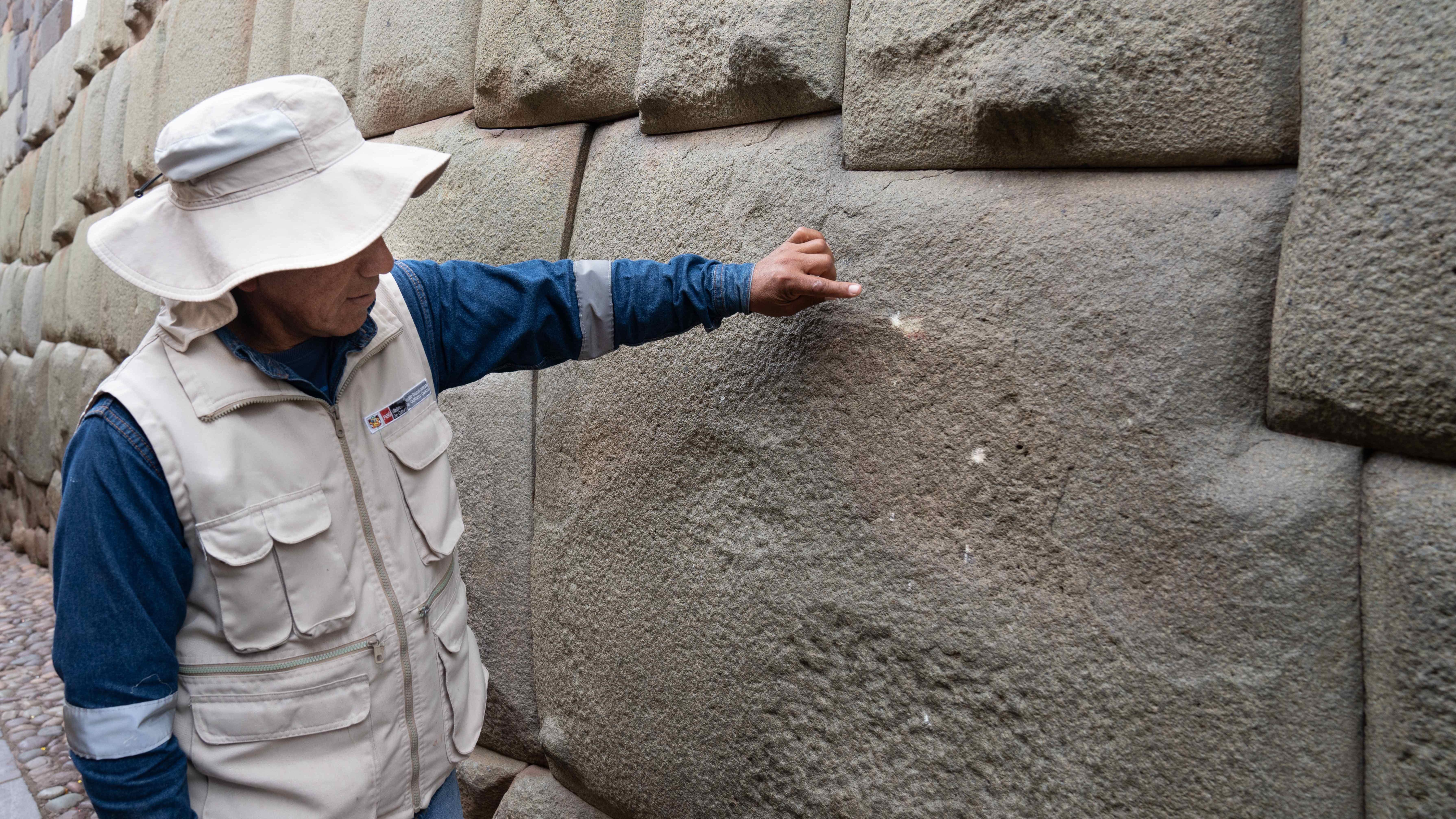 El ministro de Cultura de Perú muestra los daños causados a la piedra de los 12 ángulos.