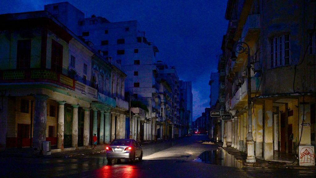 Una calle a oscuras en Cuba.