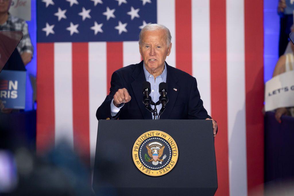 Joe Biden frente a un atril dando un discurso en Madison, Wisconsin, el 5 de julio.