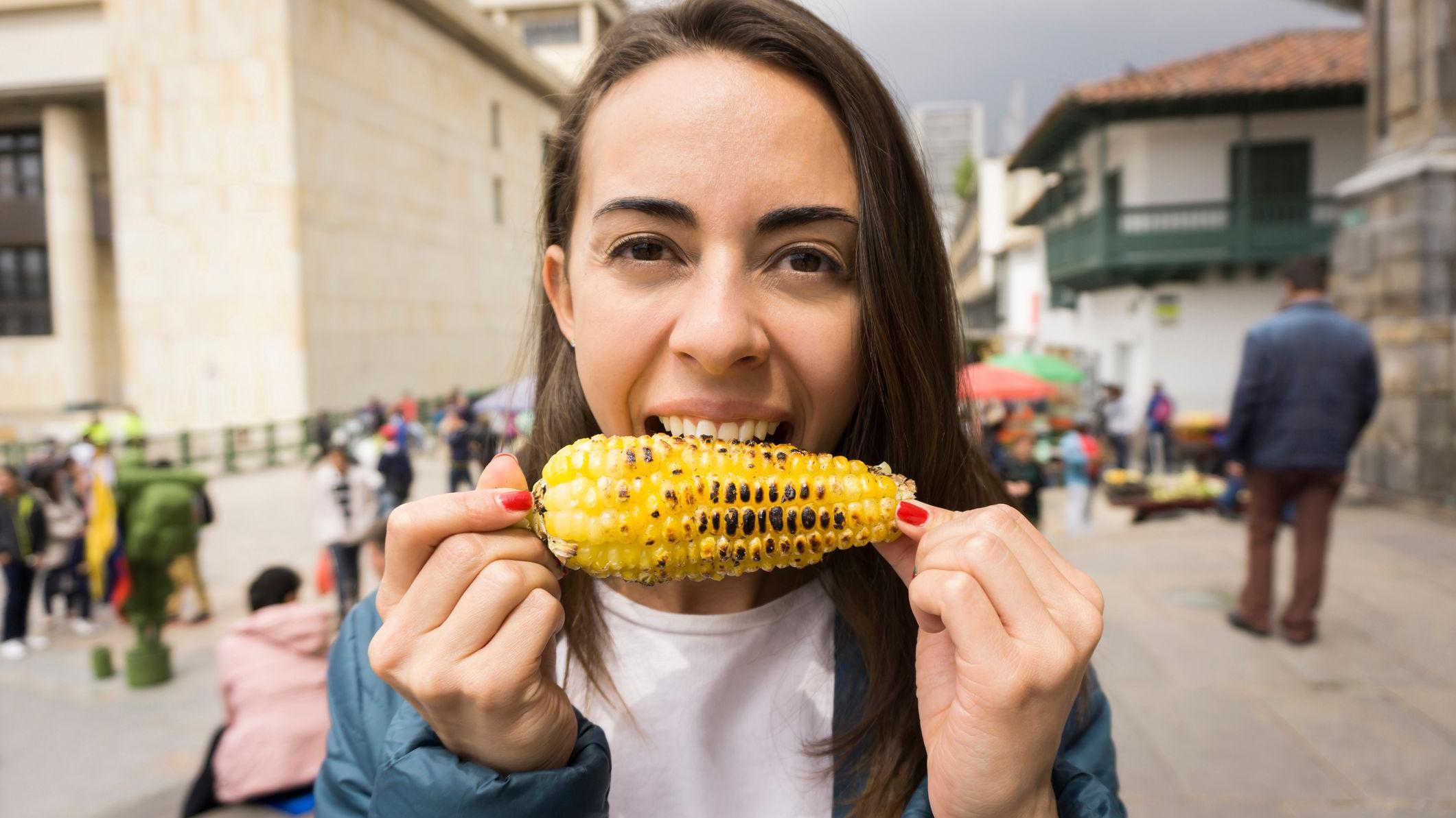 Mujer latinoamericana comienzo maíz.