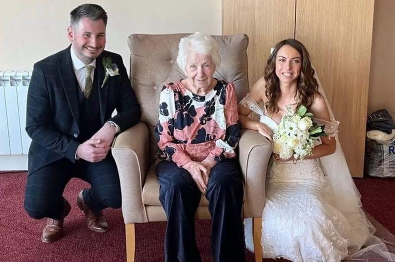 Casal de noivos com avó