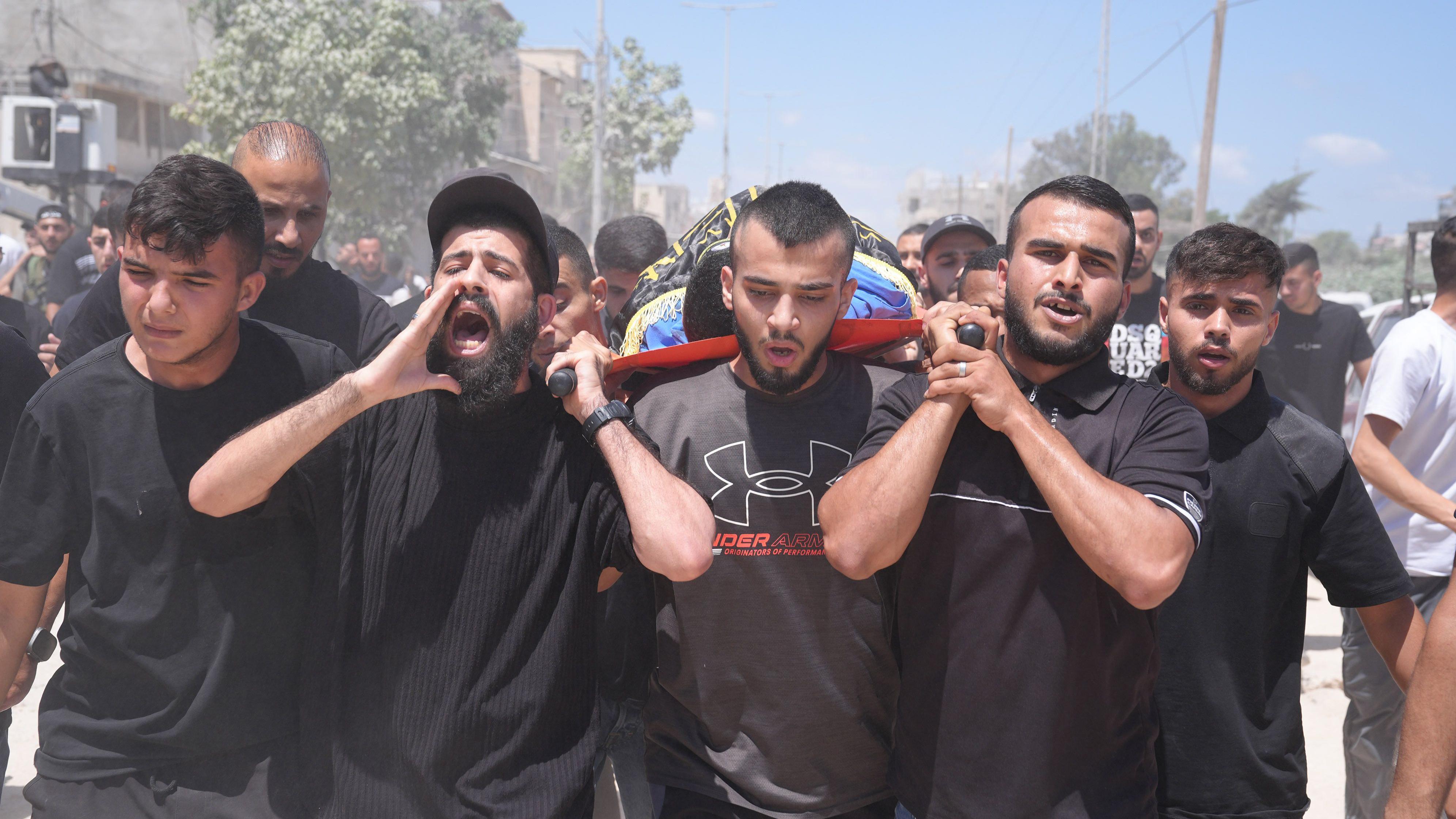 Cortejo fúnebre de um palestino morto no campo de refugiados de Nur Shams.