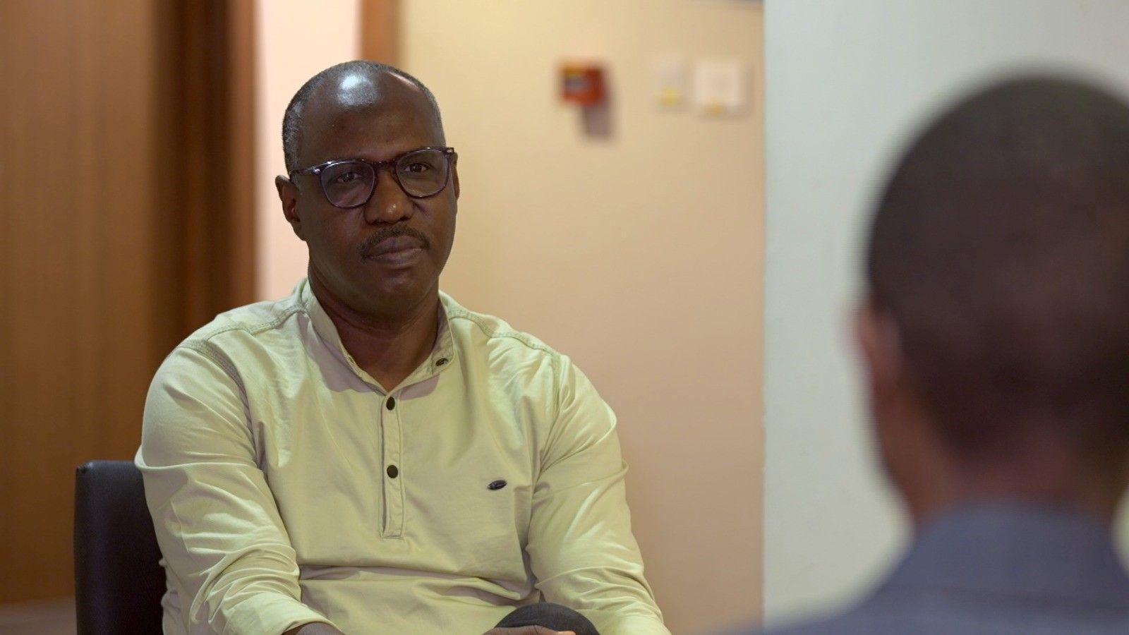 مراسل بي بي سي مع الصادق حسن، الأمين العام لهيئة المحامين في دارفور.