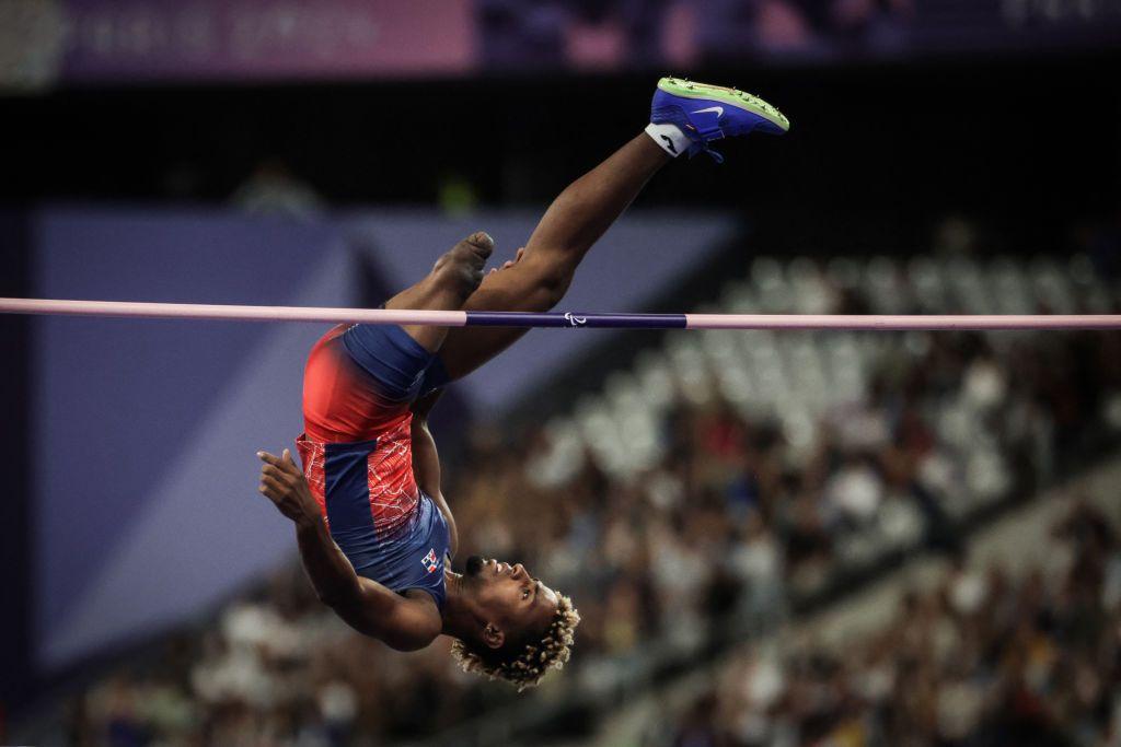 Wagner Astacio salta em altura em prova de atletismo sem uma das pernas