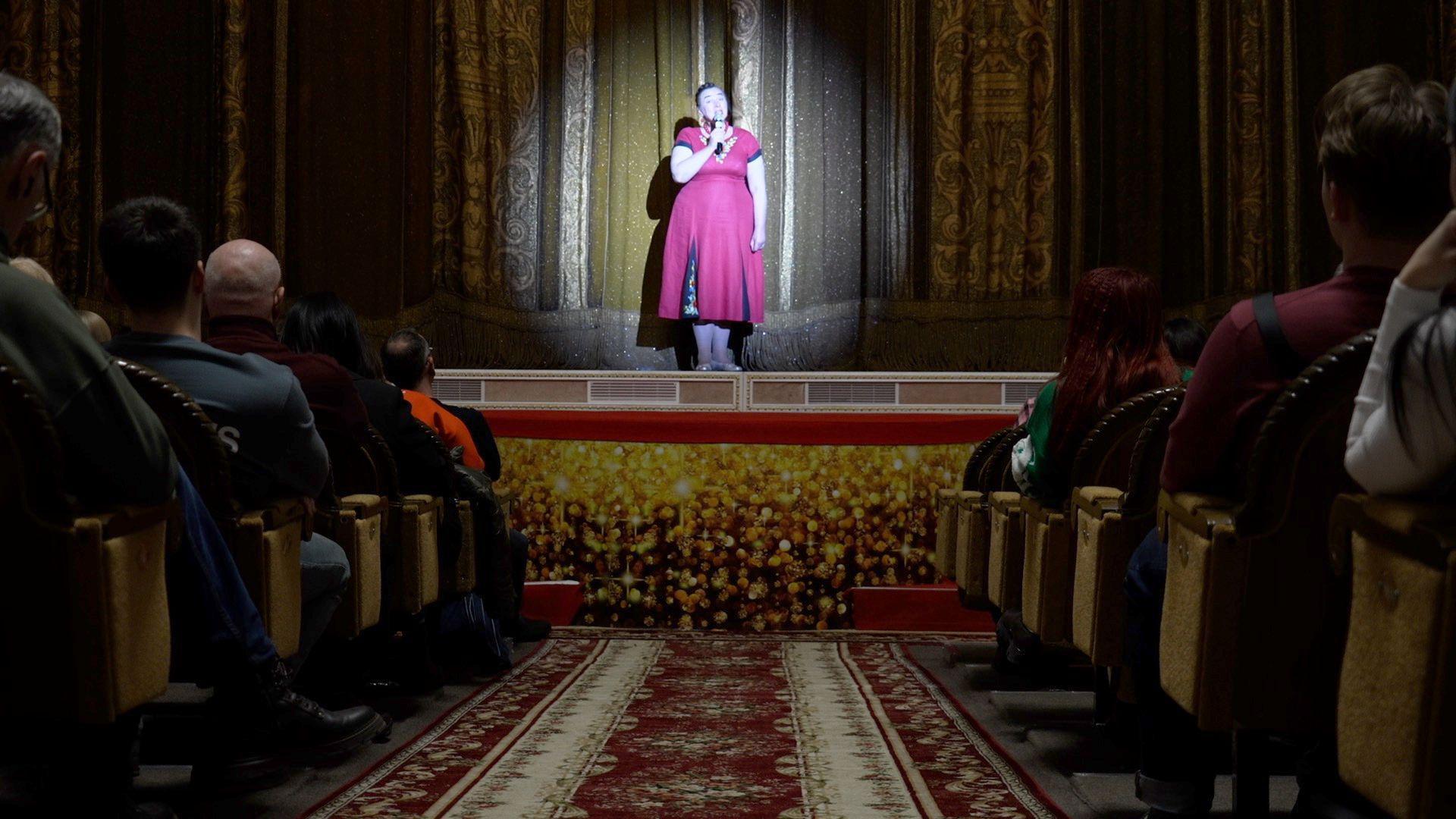 Uma mulher no palco durante uma apresentação teatral em Dnipro 