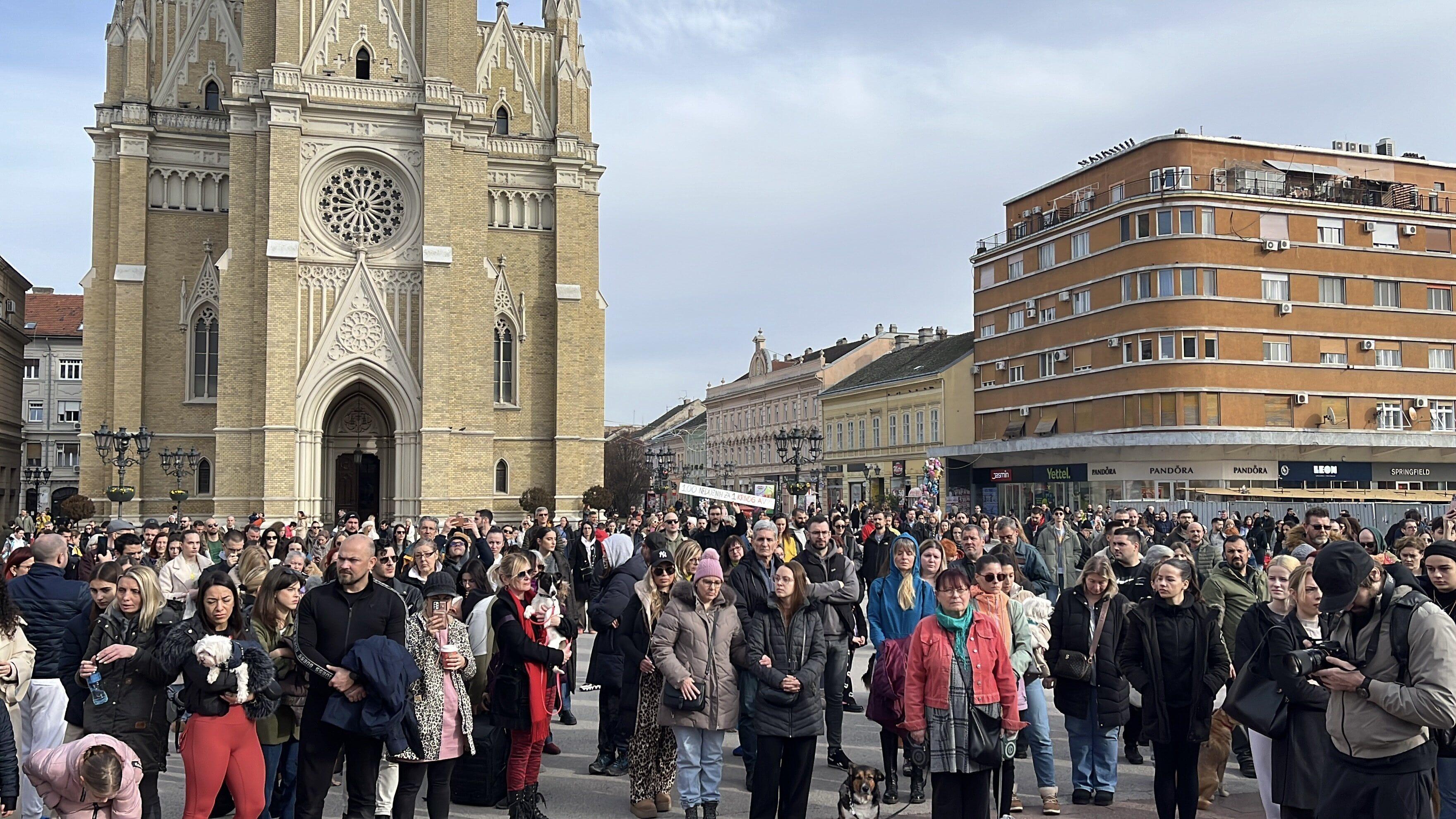 Gomila ljudi na Trgu slobode