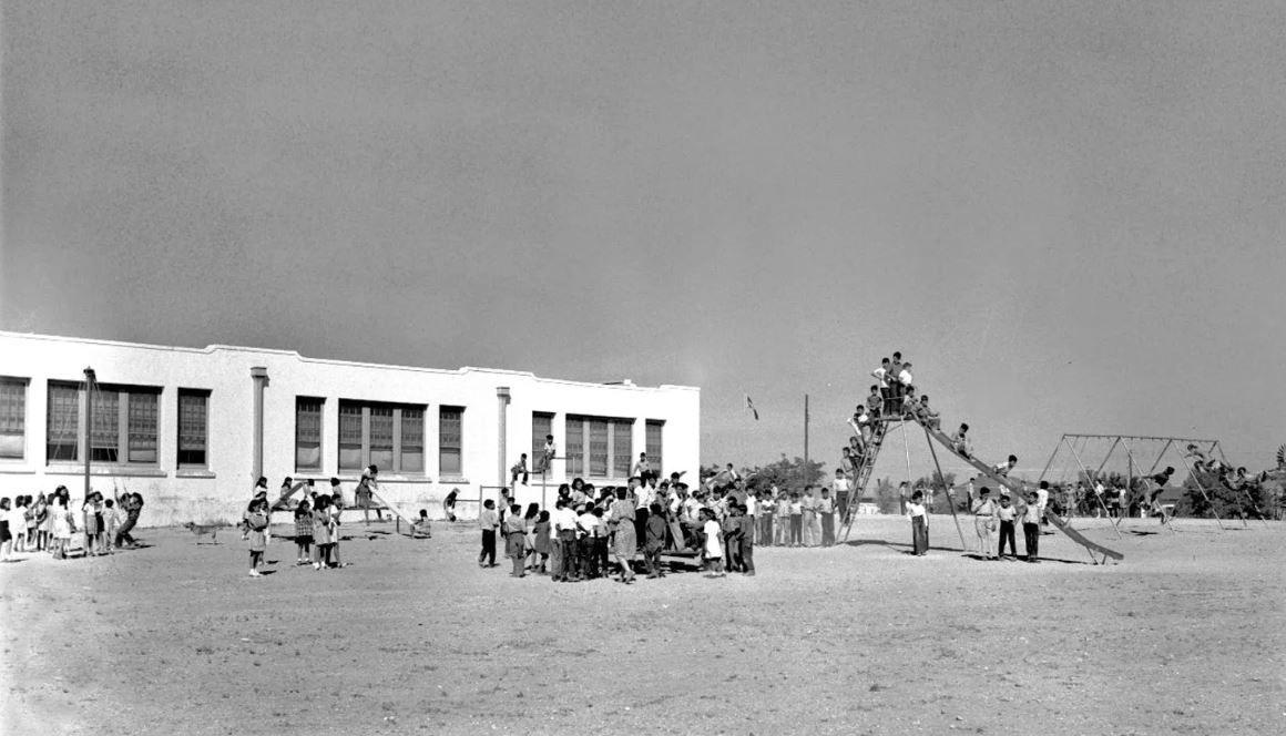 Niños en el patio de la Escuela Primaria Blacwell, la escuela segregada para alumnos con ascendencia mexicana en Marfa, Texas, Estados Unidos.