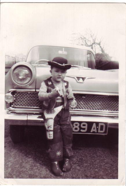 Geoff Dyer, vestido de vaquero cuando era niño.