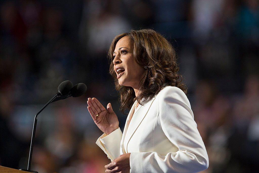 Kamala Harris gesticulando enquanto discursa 