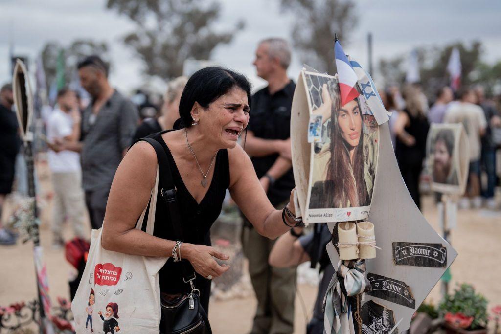 Una familiar de uno de los fallecidos en el ataque de Hamás del 7 de octubre llora ante un homenaje a las víctimas.