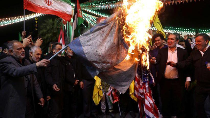 متظاهرون في إيران يحرقون علم إسرائيل وأمريكا