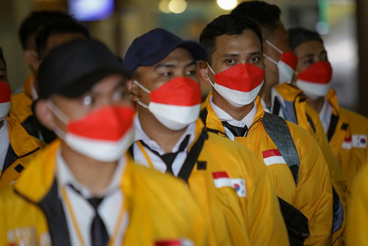 Sejumlah Pekerja Migran Indonesia (PMI) berbaris sebelum diberangkatkan menuju Korea Selatan di Terminal 3 Bandara Internasional Soekarno Hatta, Tangerang, Banten, Senin (18/7/2022). 