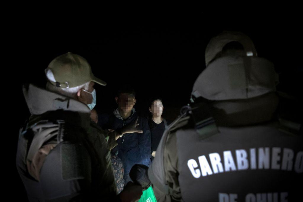Migrantes venezolanos interceptados por carabineros en la frontera de Chile.