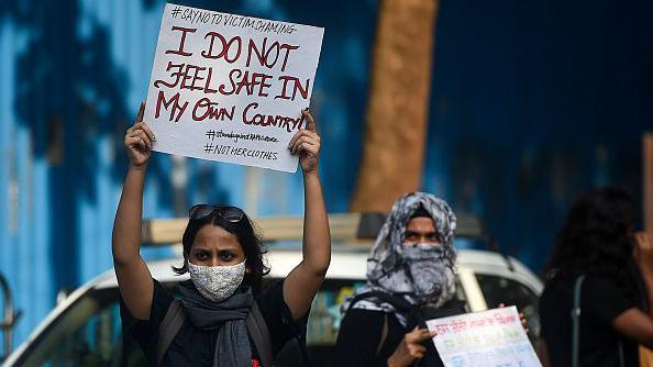 Ativistas seguram cartazes durante um protesto para condenar o suposto estupro coletivo e assassinato de uma mulher de 19 anos na vila de Bool Garhi, no estado de Uttar Pradesh, em Mumbai, em 6 de outubro de 2020.