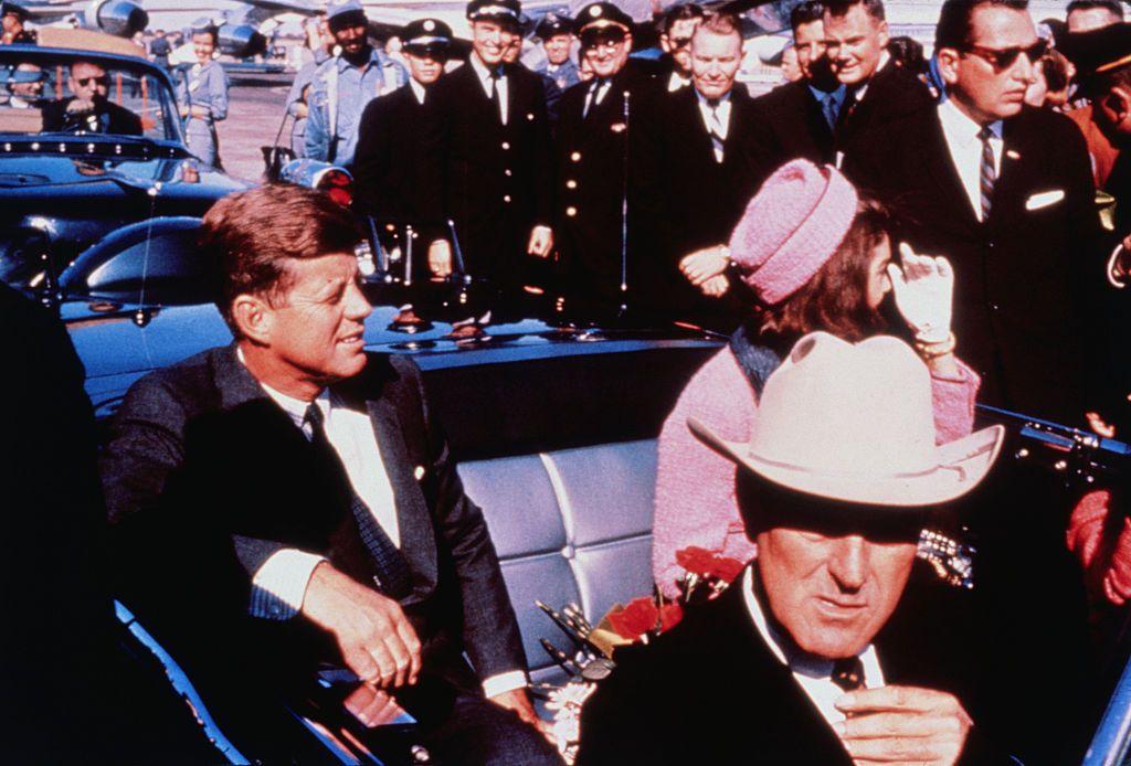 John F. Kennedy, su esposa Jackie y el gobernador de Texas en el vehículo momentos antes del atentado.