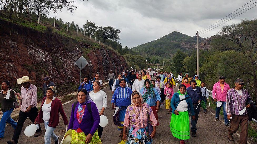 Personas de la comunidad rarámuri durante una procesión