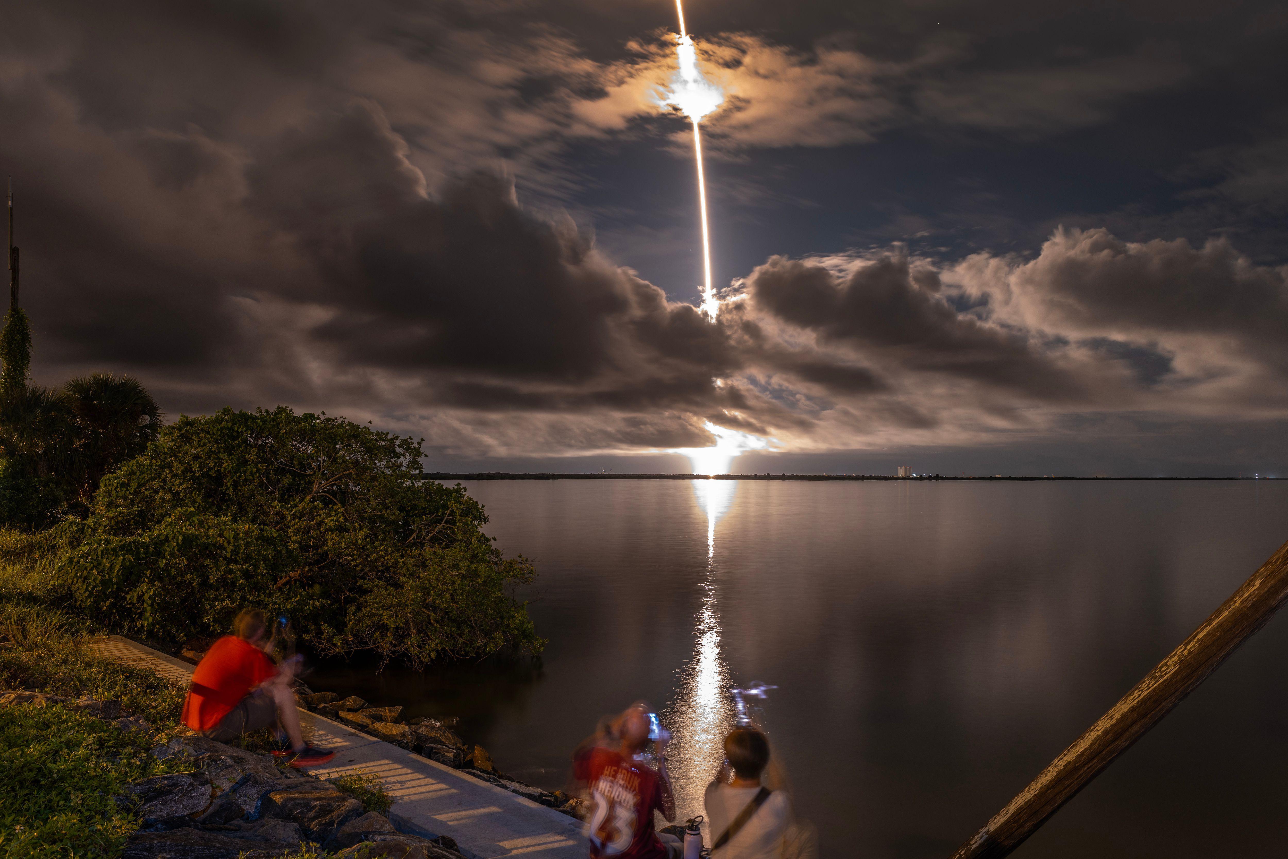 Lançamento da Polaris Dawn, da SpaceX, visto de longe - a trajetória fica visível no céu