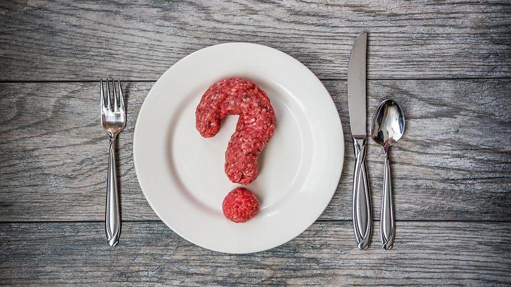 Um prato com carne em forma de ponto de interrogação
