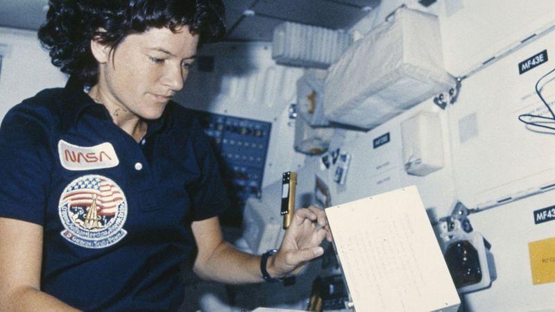 Astronauta Sally Ride em atividade da Nasa