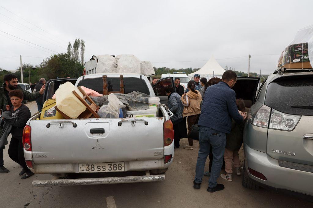 Autos y camionetas cargados con pertenencias de quienes huyeron de Nagorno Karabaj.