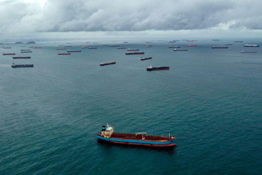 Barcos esperando en el canal el 23 de agosto