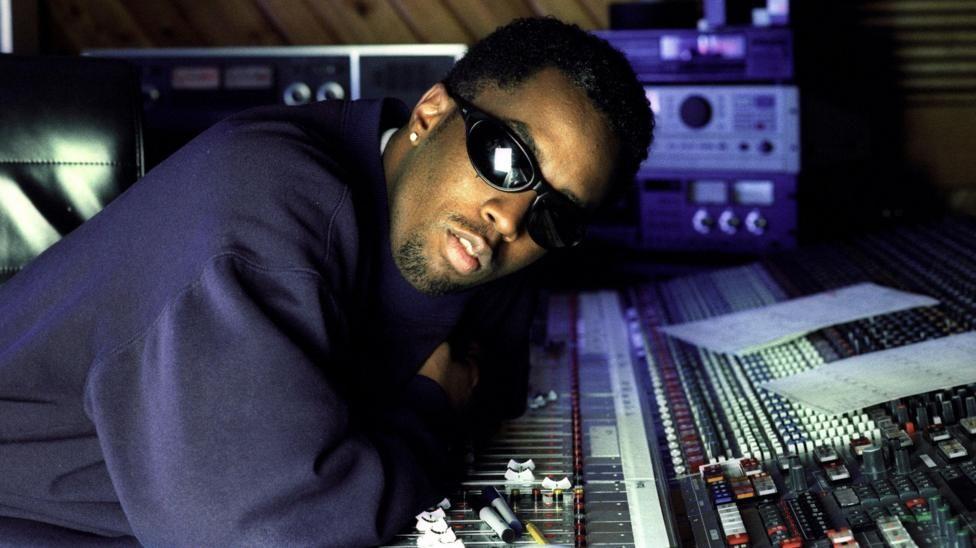 Diddy Combs con gafas de sol sobre una mesa de mezcla de sonido