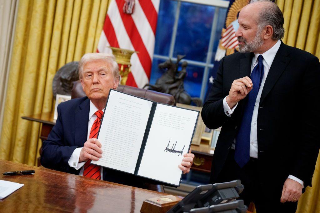 Menteri Perdagangan AS, Howard Lutnick, berpidato saat Presiden AS Donald Trump menandatangani serangkaian perintah eksekutif termasuk tarif 25% untuk imor baja dan aluminium.