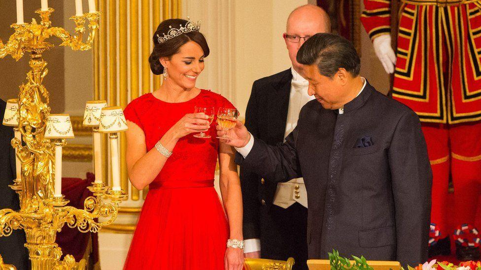 La princesa Catalina brinda con el presidente chino, Xi Jinping. 