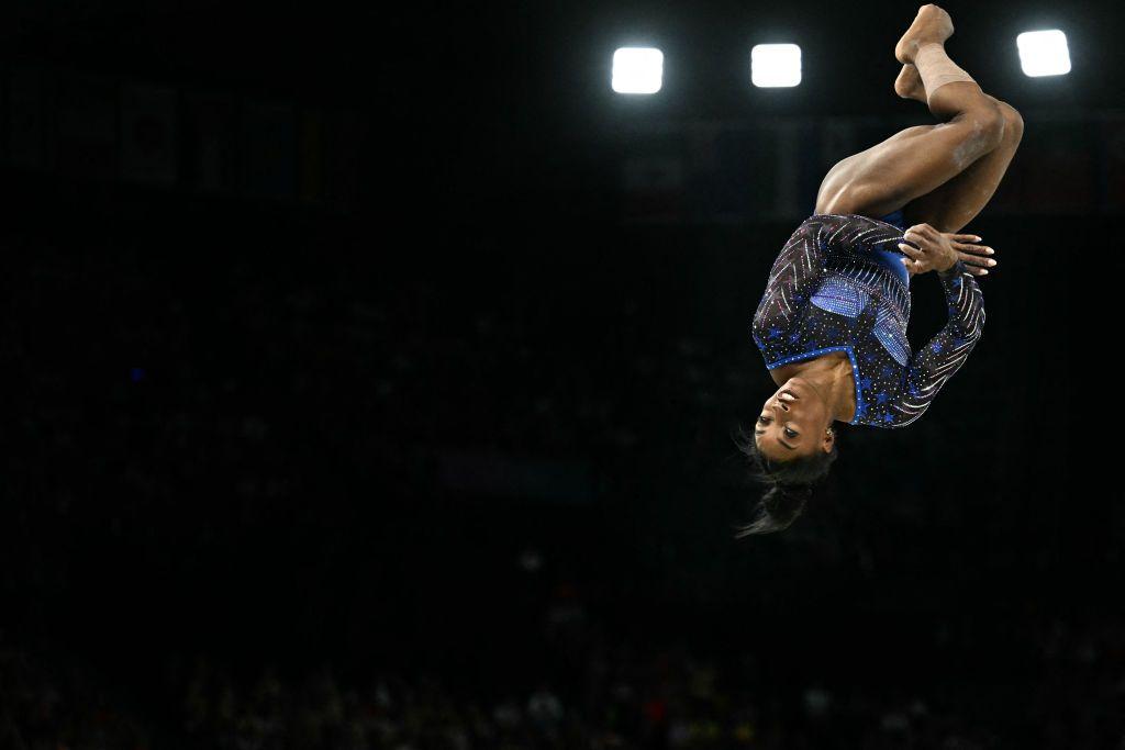 Simone Biles en la barra de equilibrio