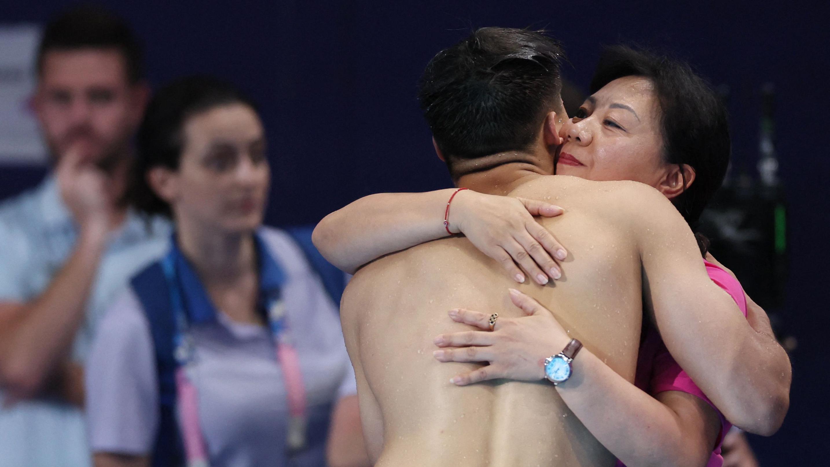 Osmar Olvera abraza a Ma Jin luego de ganar la medalla. 