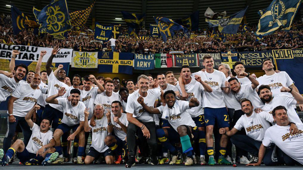 El club de fútbol Hellas Verona celebrando