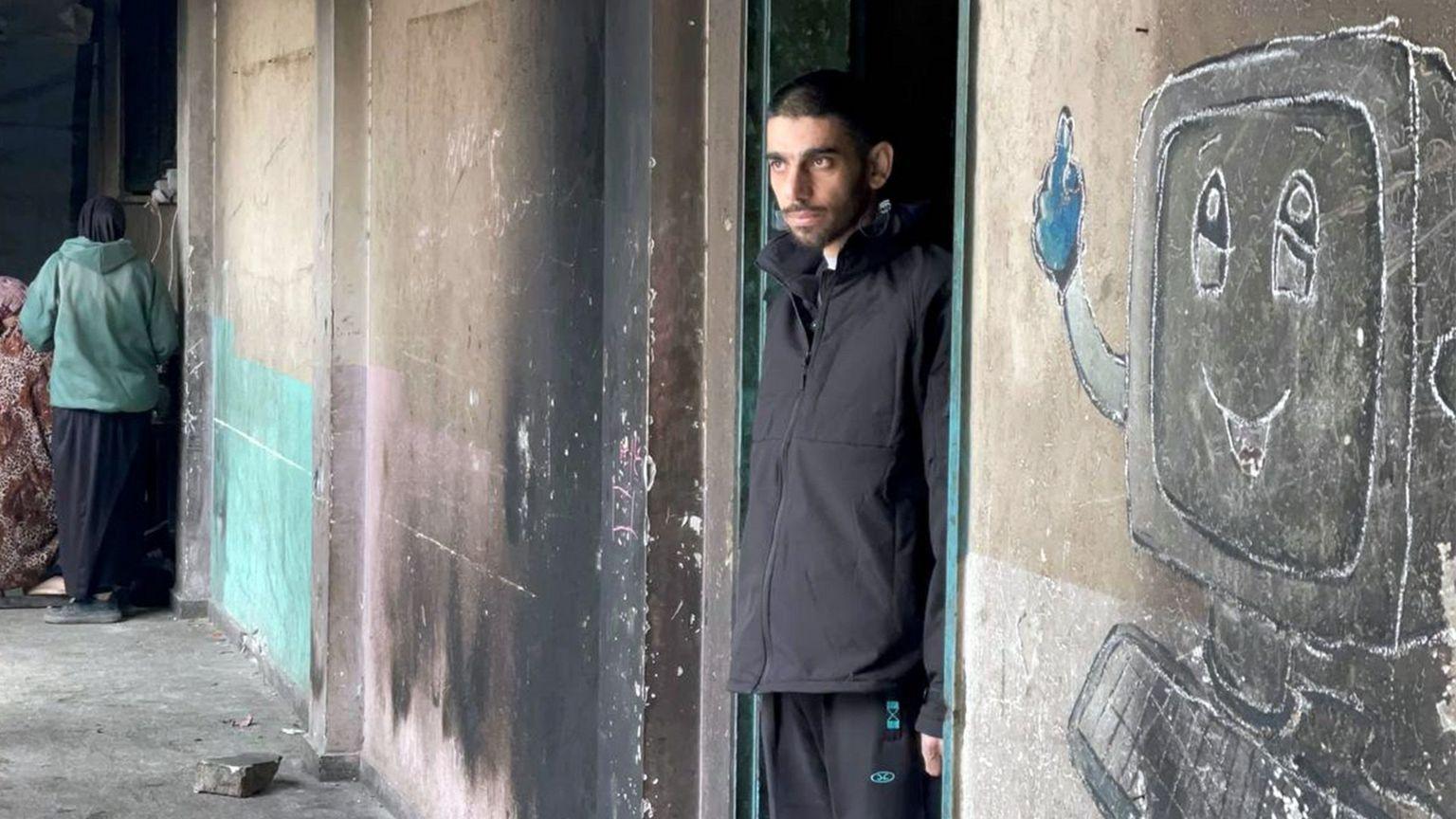 قال حمد الدحدوح إنه تعرض لضرب مبرح أدى إلى كسر قفصه الصدري
