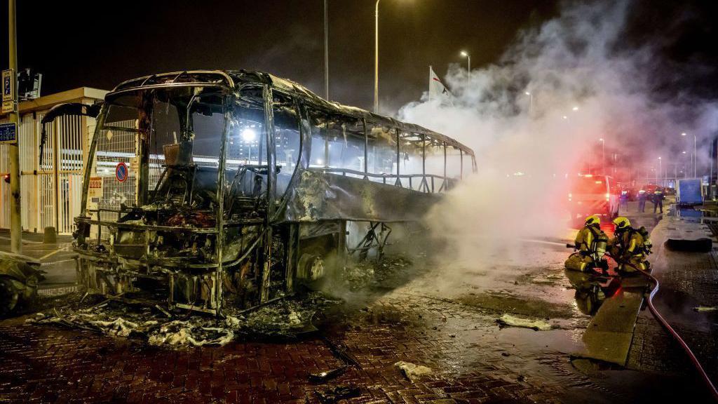 Eritreliler arasındaki çatışmalarda birçok araç ateşe verildi.