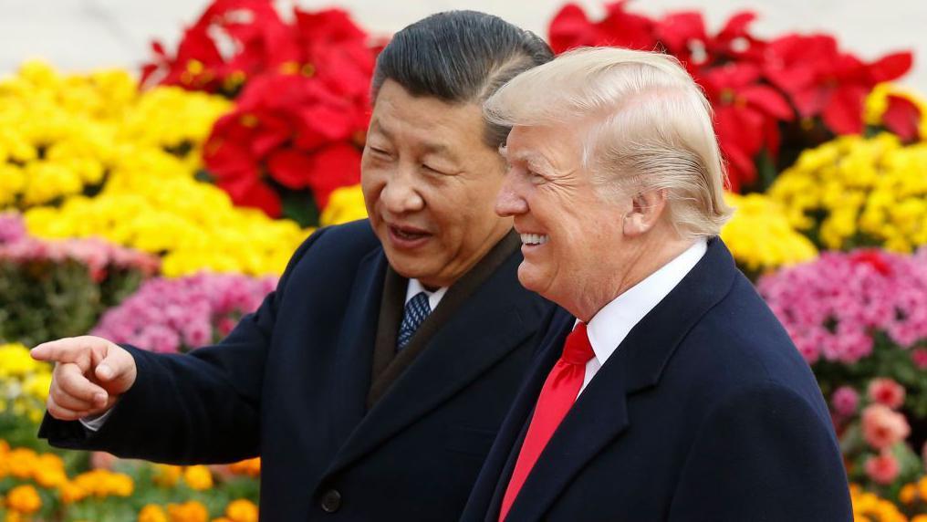 El presidente chino, Xi Jinping, y el entonces presidente de EE.UU., Donald Trump, asisten a una ceremonia de bienvenida el 9 de noviembre de 2017 en Pekín, China.