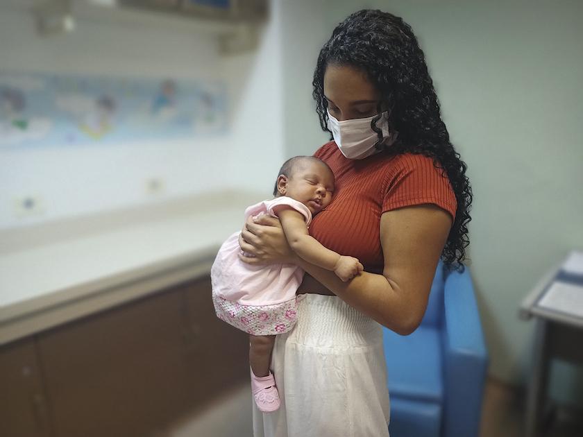 امرأة تشارك في حملة الأسبوع العالمي للرضاعة الطبيعية في مستشفى الولادة التابع لمعهد فرنانديز فيغيرا، في حي فلامنغو، ريو دي جينيرو، البرازيل.