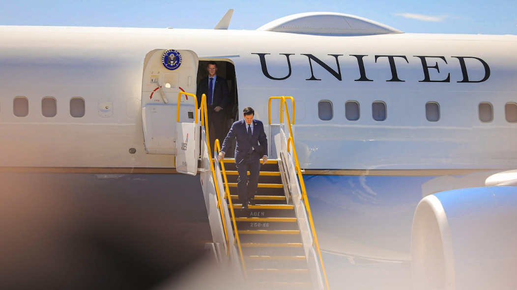 Marco Rubio, el secretario de Estado de Estados Unidos, desciende del avión en el aeropuerto de San Salvador el 4 de febrero de 2025.