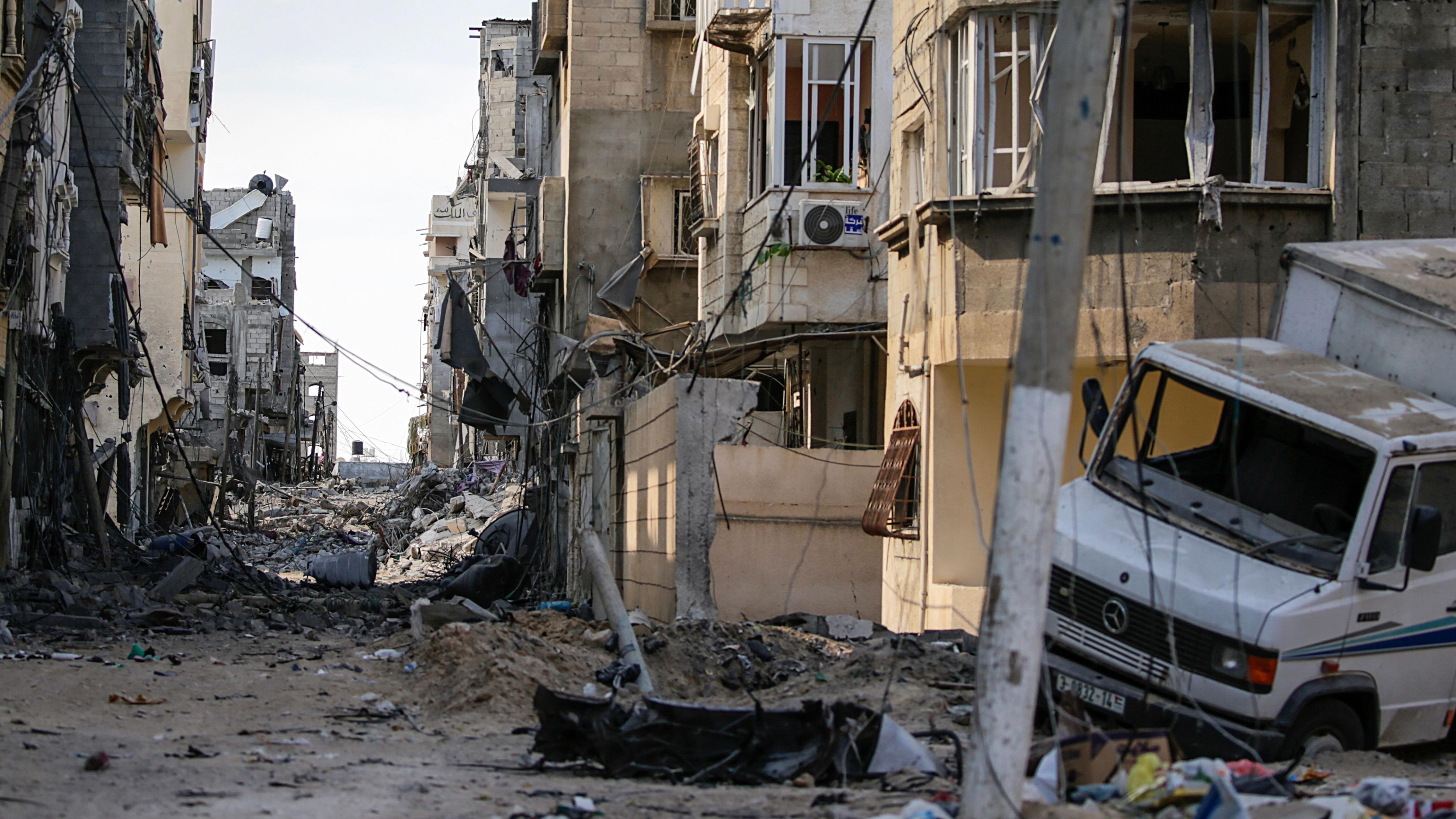 dificios residenciales destruidos después de los ataques aéreos israelíes.