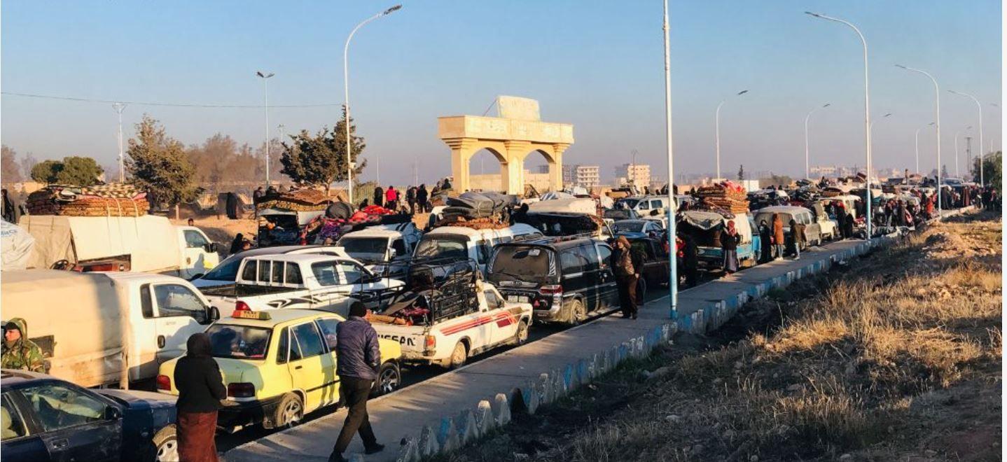 نازحون أكراد من تل رفعت في ريف حلب الشمالي يتوجهون نحو مدينة الطبقة في محافظة الرقة.